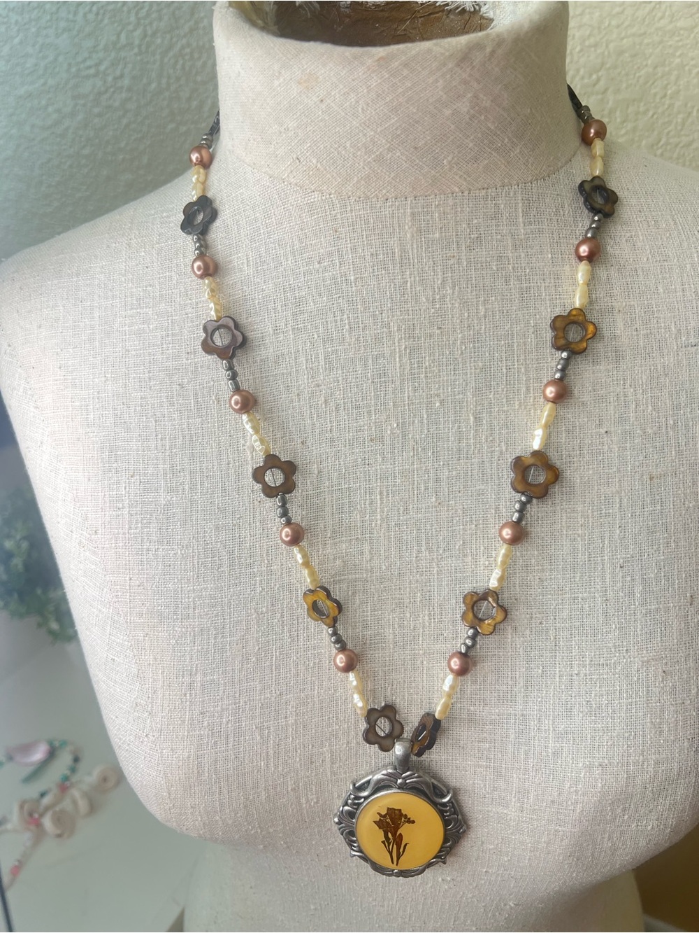 Vintage Pressed Flower Resin Pendant Necklace MOP Pearl Boho Cottagecore